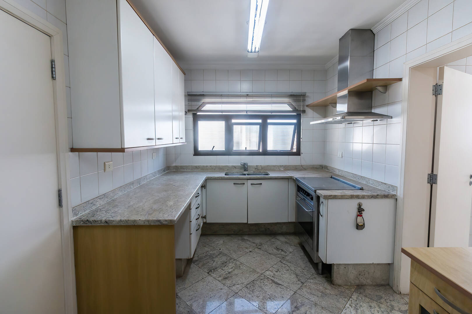 Apartamento para alugar com 3 quartos, 240m² - Foto 40