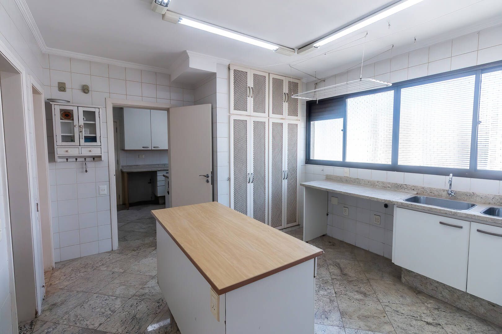 Apartamento para alugar com 3 quartos, 240m² - Foto 42